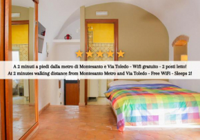 METRO MONTESANTO - umile dimora con wifi a 2 minuti dalla metropolitana Napoli